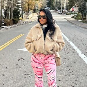 Meet your Posher, Monique